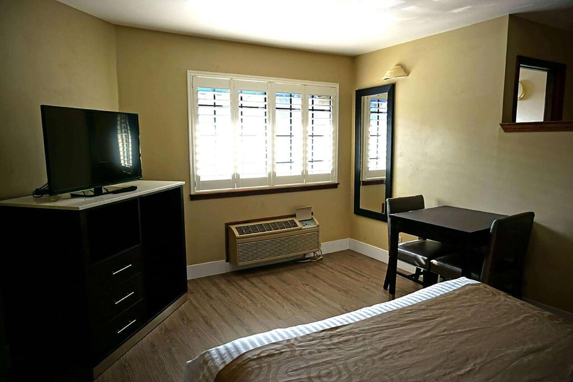 Queen Room - Non-Smoking